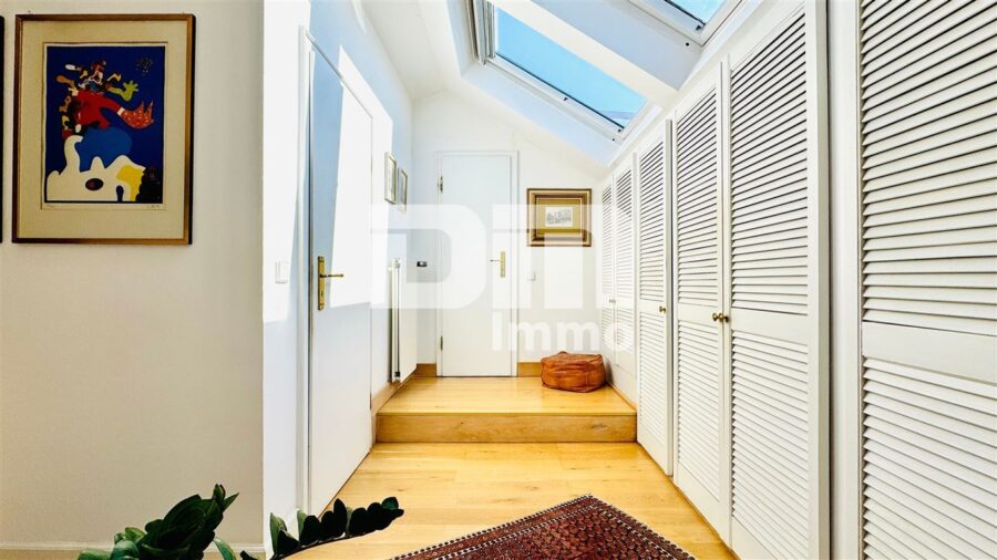 Hochwertige 5-Zi Wohnung in Traumlage mit Balkon in gepflegter Jugendstil-Villa + Panoramablick - Flur / Diele / Einbauschränke
